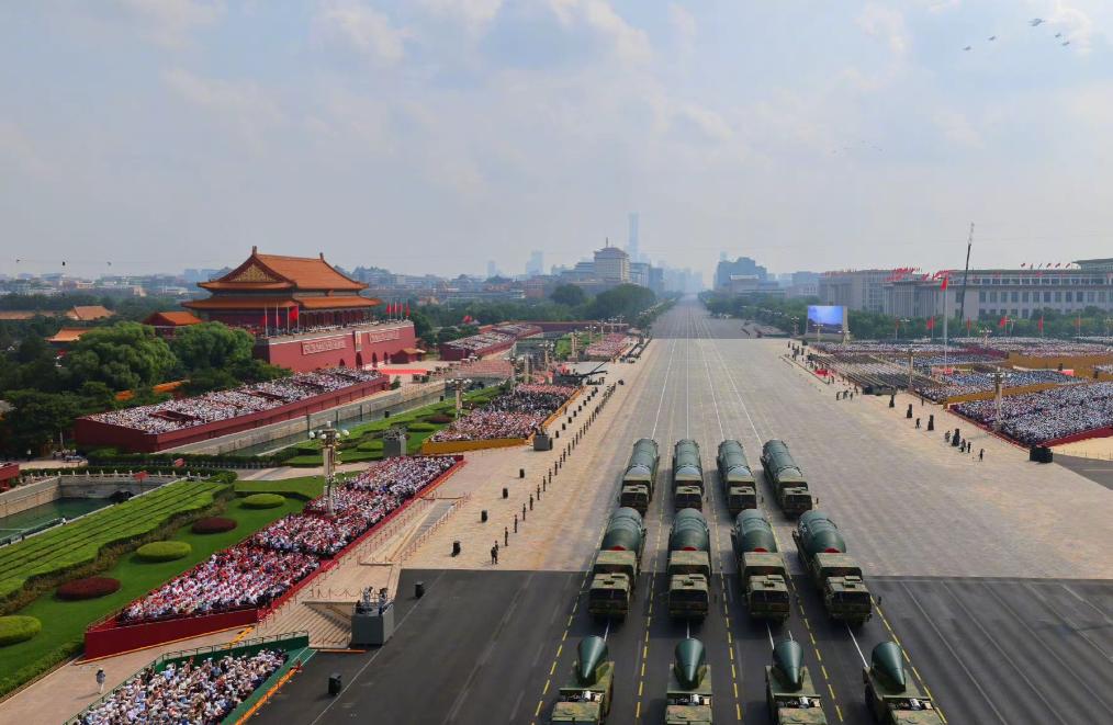 整个阅兵过程，最让我震惊的是，解说员竟然在光天化日众目睽睽之下，居然淡定飘出一句