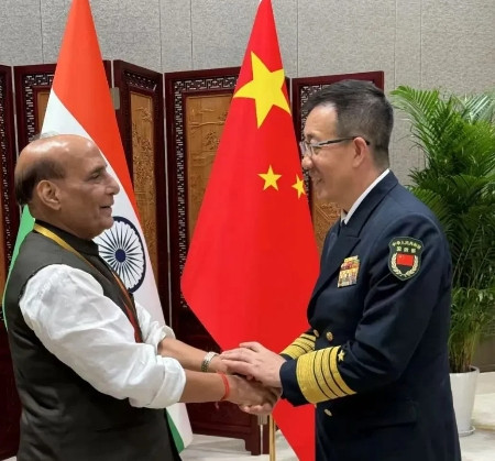 印度防长：避免增添新的复杂性印度防长日前现身青岛，参加了上海合作组织防长会议。