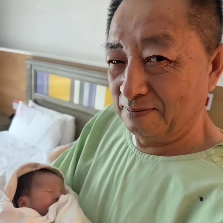 第一次这么直观的看到汪小菲爸爸汪大爷的长相，怎么说呢，乍一看，还以为是50年后