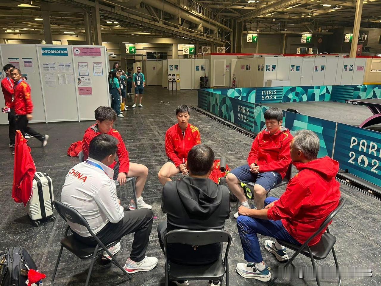 这是国乒巴黎男团夺冠期间开会的珍贵画面。图中全部都是京队的，只有我们东东是上