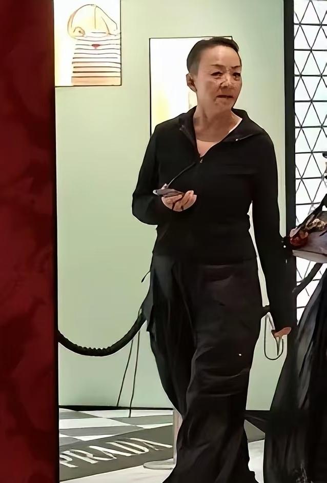 宋丹丹这力度！英达是追不上了！近日有一条热议的消息，说宋丹丹做了一份财产信托公证