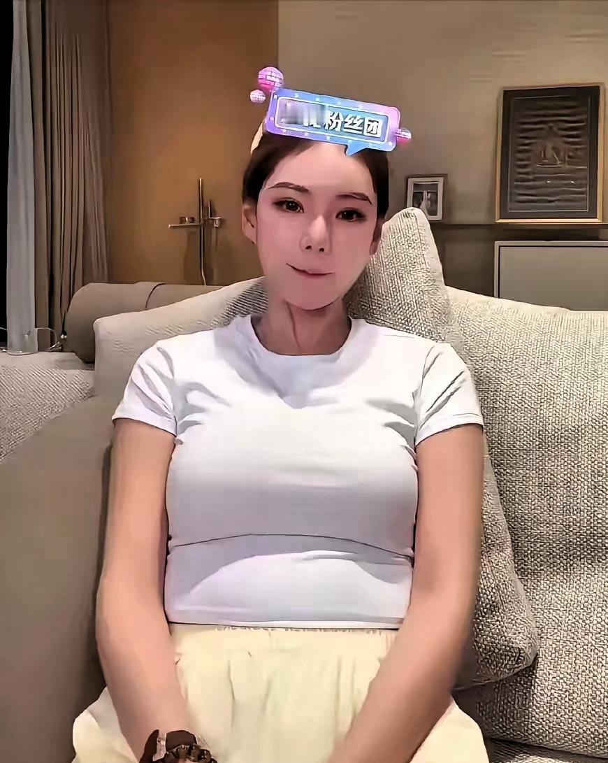 直播间的孕期猜想：小梅，是不是要当妈妈了。小梅还在直播，和平常一样，跟大家聊聊