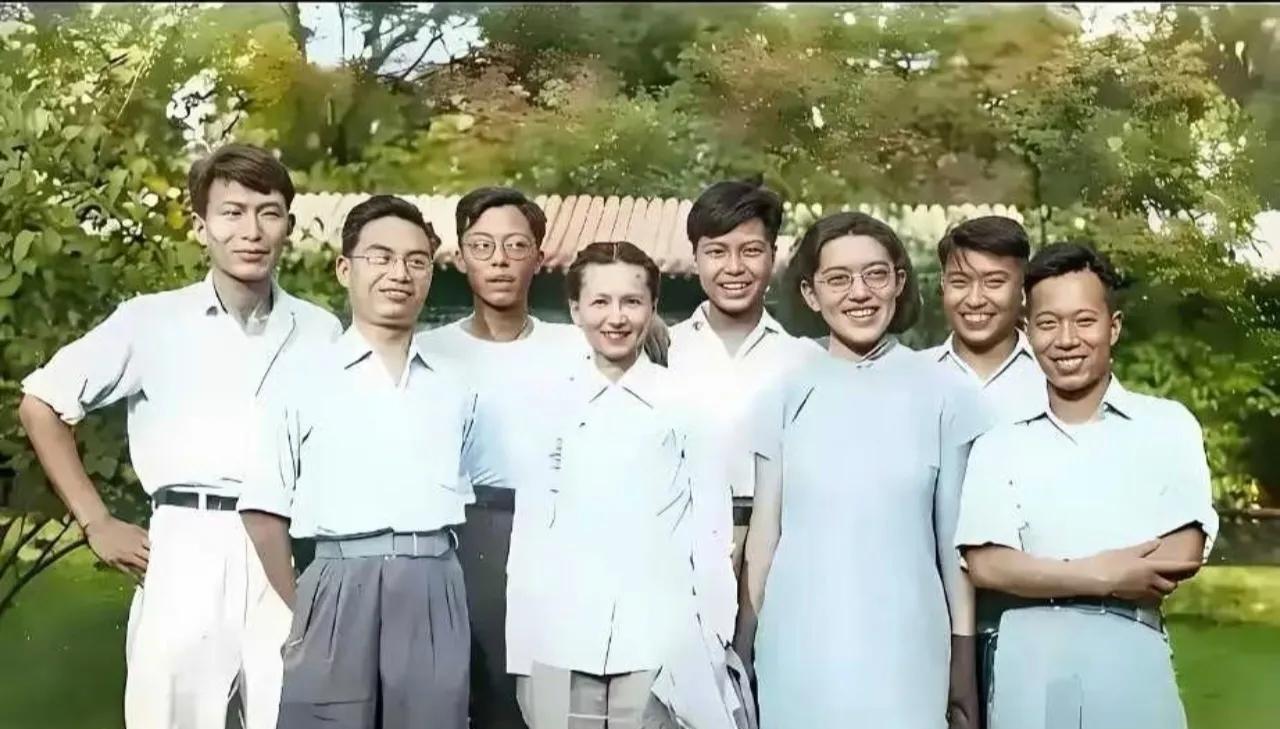 五十年代的这张照片里，林徽因与学生们笑靥灿烂。彼时，林徽因不仅以卓越才华在建筑领