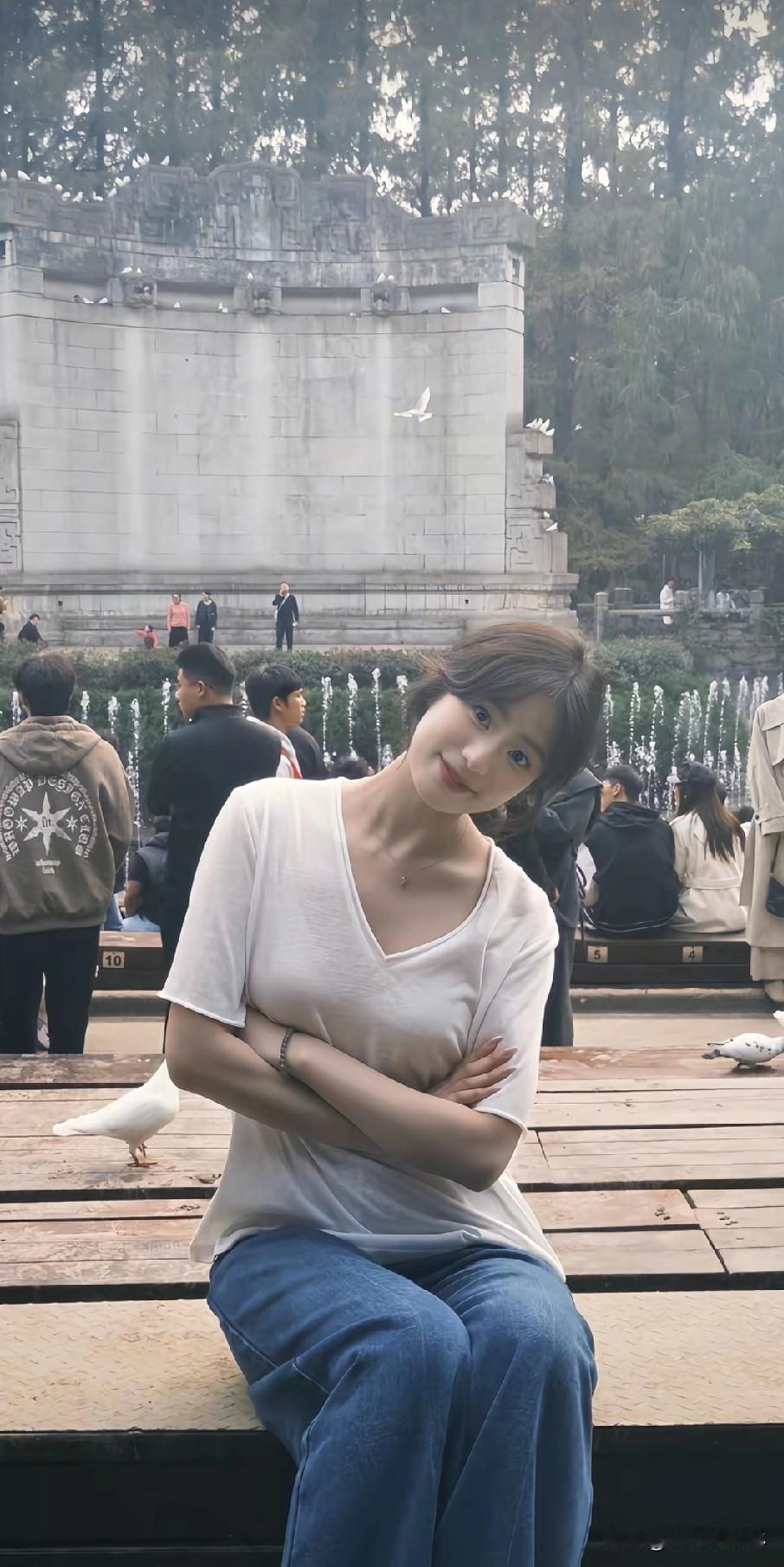 悠闲午后，公园长椅上的少女与白鸽相伴，静享时光。