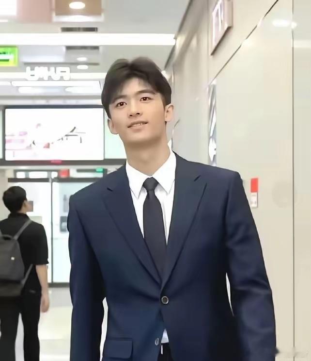 父亲在热恋，儿子在守护。这个“消失”的父亲，反而逼出了最顶级的继承人。媒体只拍到