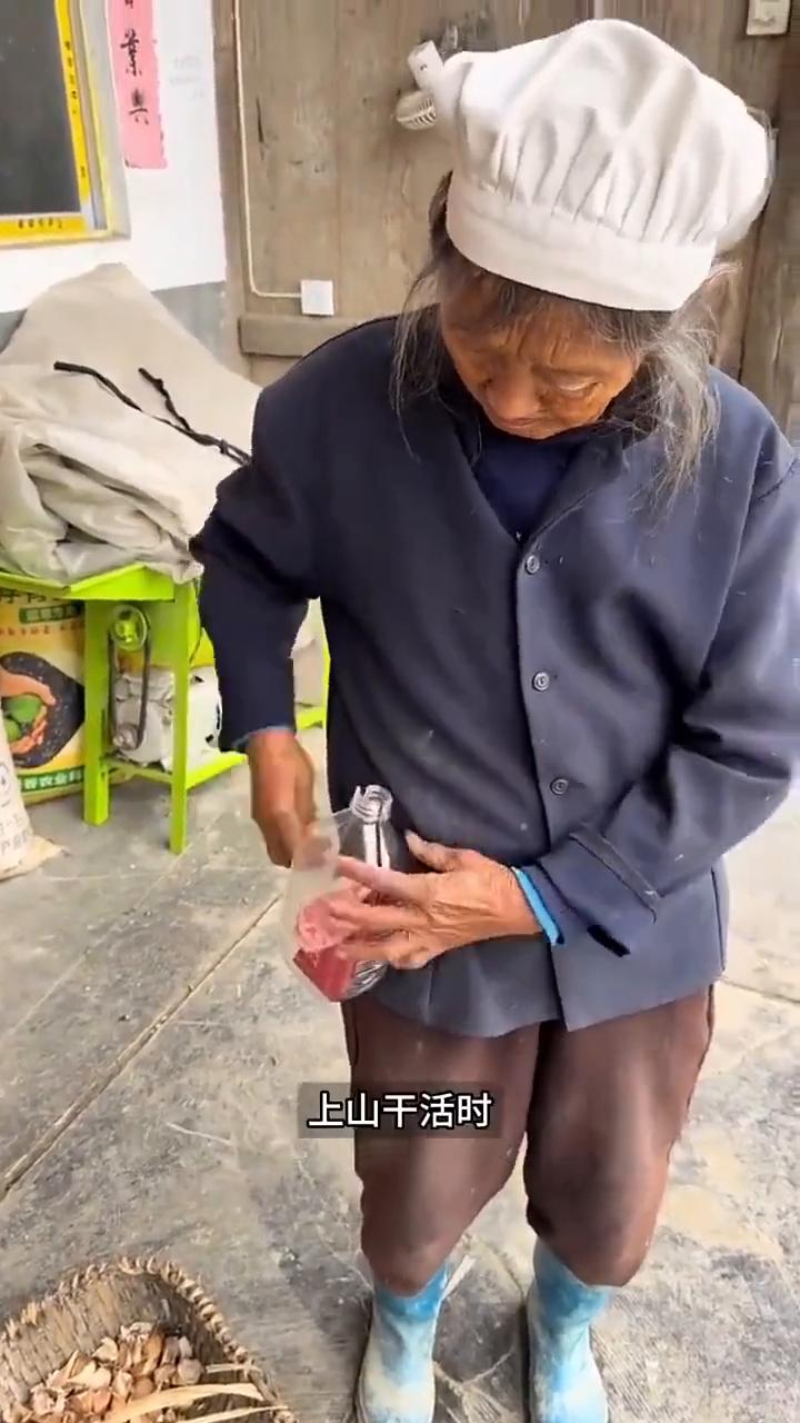 自创喂鸡器。怪不得姜还是老的辣，原来这位老人家就是最好的例子。上山干活时，他怕
