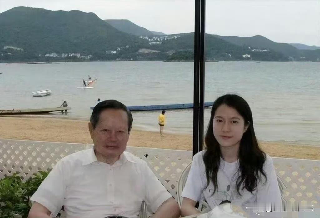 果然还是老一辈看得通透。我问三姨,翁帆这二十一年到底图个啥?三姨摘了老花镜,慢