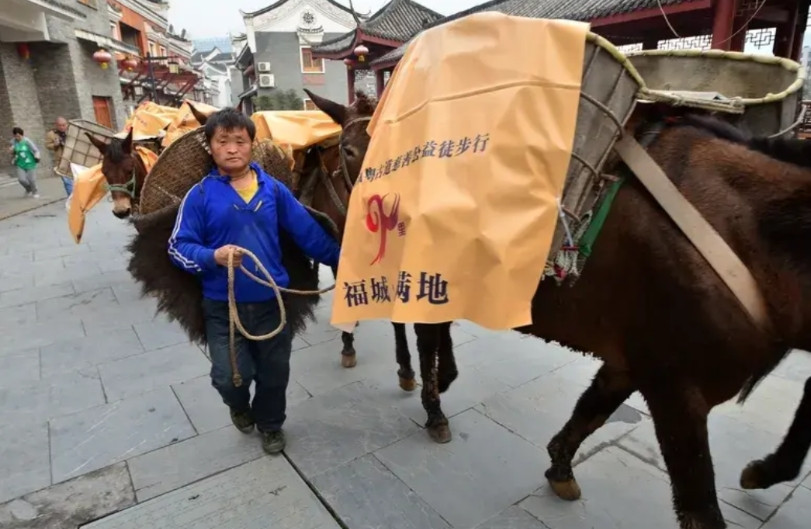 广东省乐昌市的坪石镇是一个极为特殊的集镇。它距离湖南宜章县城仅有十几公里，然而前
