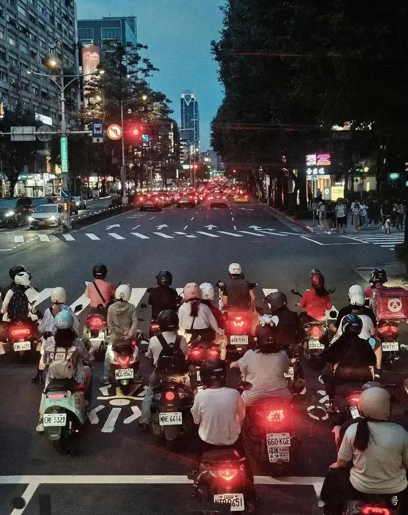 有人担心统一后，湾湾会得到超国民待遇！这种担心不无道理！看看港人便知道结果！
