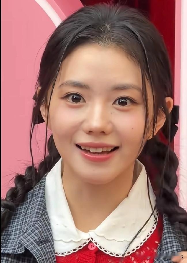 刘浩存这双马尾造型也太甜了吧！今天状态绝了，怎么拍都好看！虽然又是oversiz