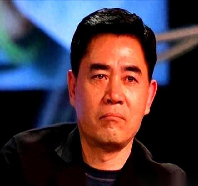 据南方娱乐网的一篇报道，70岁的陈宝国在潍坊坊茨小镇的片场，当着众人的面，把剧组
