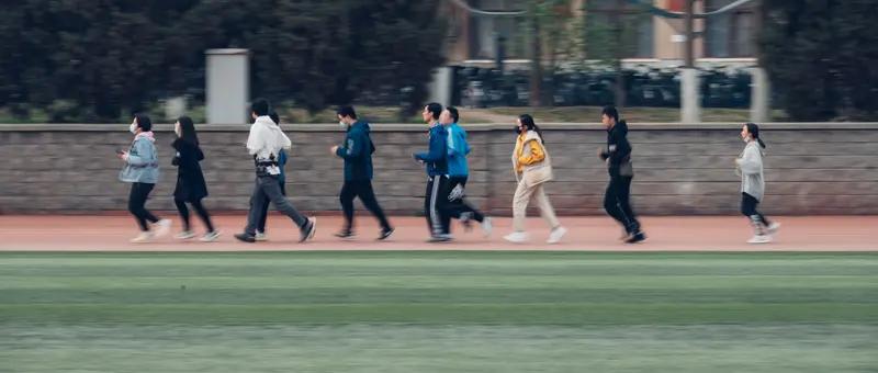 当健身App每日推送「晨跑打卡」，当广场舞音响彻小区清晨，我们正被包裹在全民运动