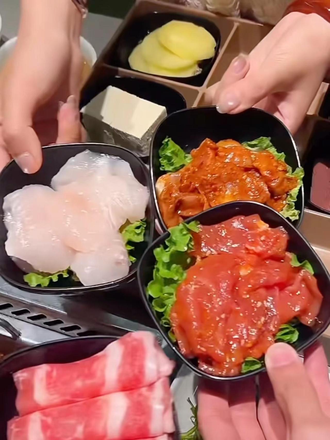 天呐！海底捞79可以吃到6荤3素1主食还包含锅底和小料，刷到赶紧囤，别没了又后