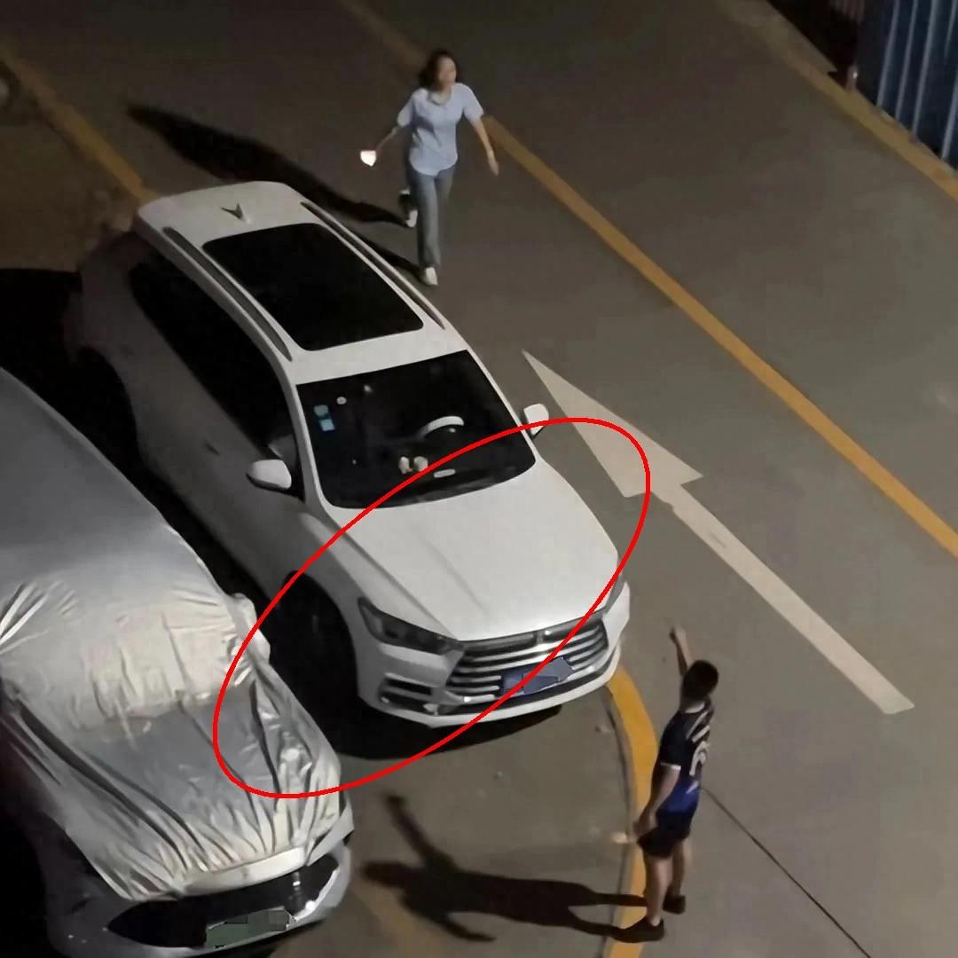 深夜小区里，一个男人边哭边追问妻子：“你们到底有没有发生关系？”有网友直言：