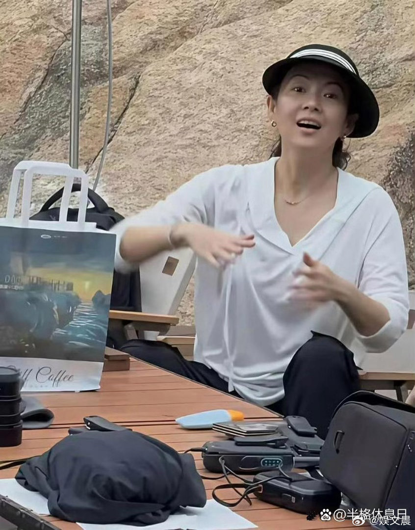 章子怡卸下精致妆容，素颜状态依旧出众，颜值十分能打。​​​