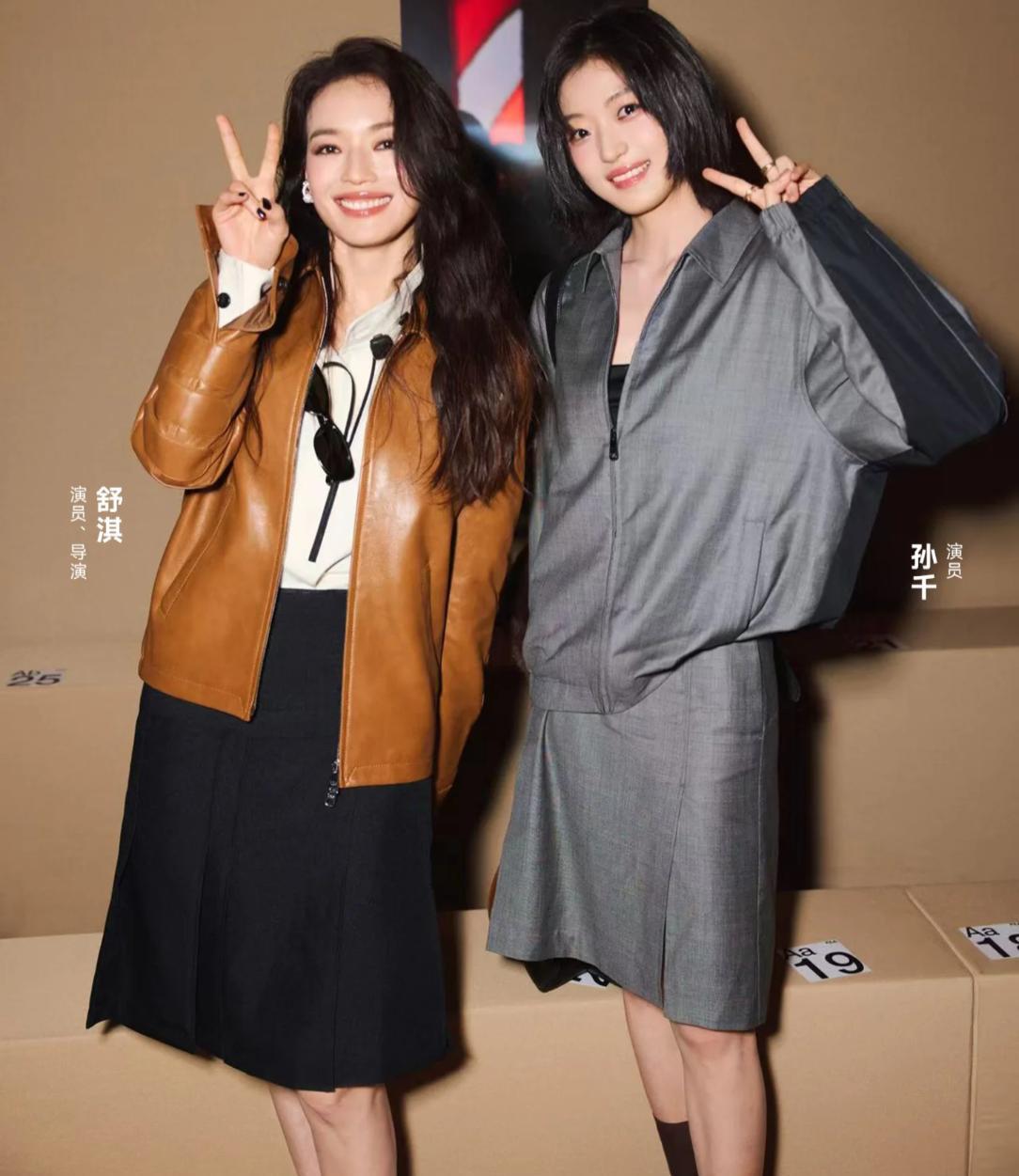 舒淇和孙千差了21岁，站在一起竟然像同龄人。米兰秀场后台，舒淇随手把皮衣搭在肩