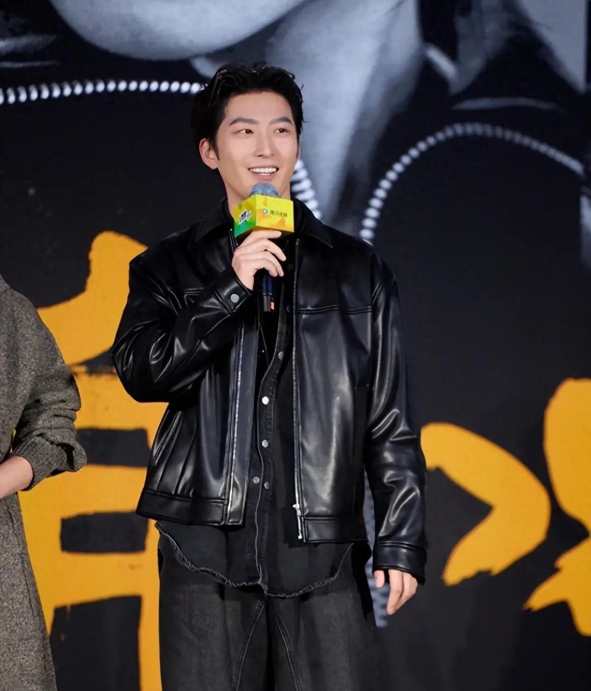 窦骁现身西安出席品牌活动，这是他与何超莲深陷婚变传闻后的首次公开亮相。她身穿蓝色