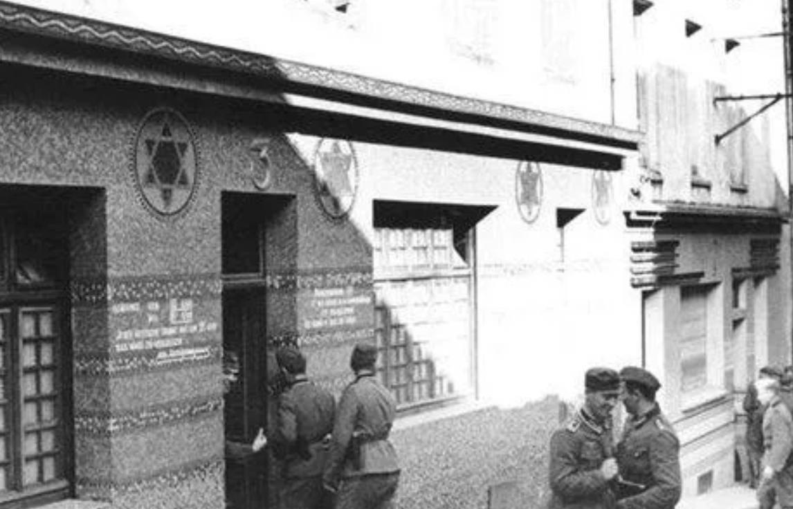1940年，德国军人把一名波兰女子送到慰安所，然后把她的双腿劈开，捆绑在凳子上，