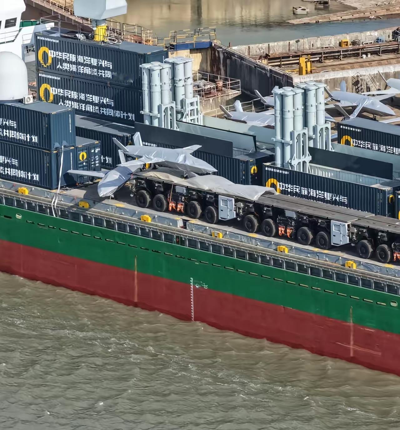 有些突破人类想象力了！左侧垂直发射！右侧电磁弹射！而且是模块化弹射装置！可