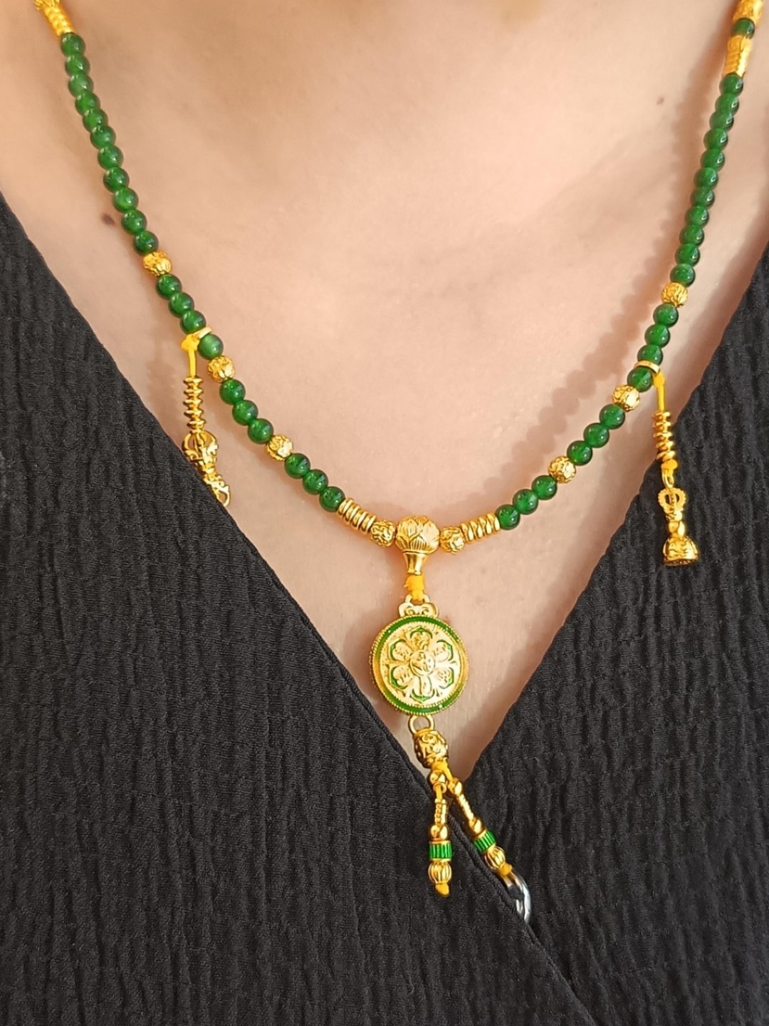 臻藏·臻金八瑞，把传统吉祥寓意戴在身上✨以八宝和宝相花为设计灵感，金珠与翡翠珠串