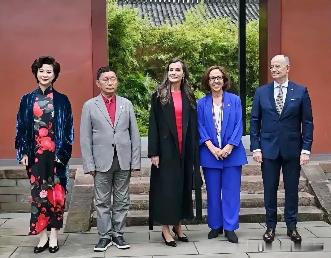 左二是著名藏族作家阿来，茅盾文学奖获得者，代表作品《尘埃落定》！阿来现任中国作家