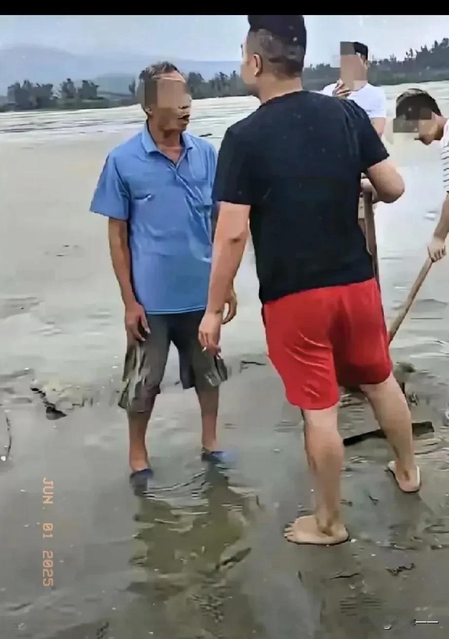 "吵翻了[捂脸哭]"！这是发生在阳江的一件事！一游客在阳江附近赶海，一位大爷过来要