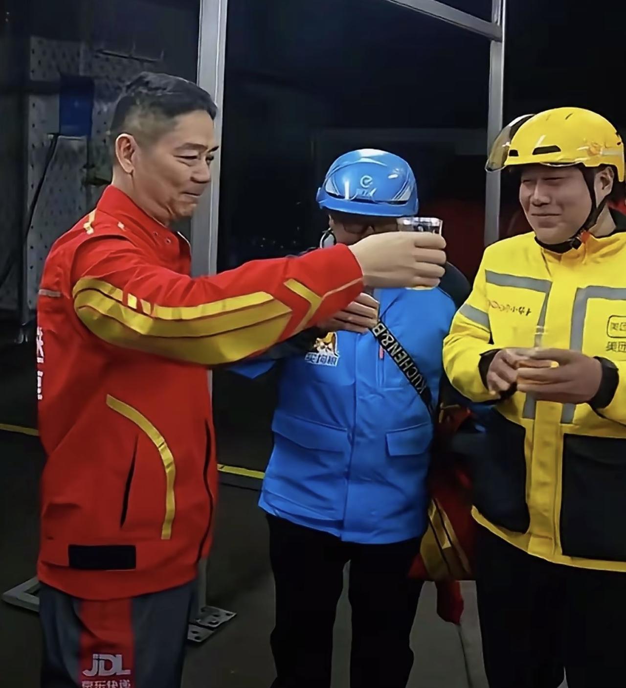 我估计某团老板看到这张照片后，连夜开会宣布一些规章制度：第一：上班期间严禁喝酒