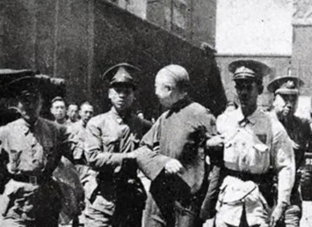 1950年,托儿所所长上街买菜,听到菜贩口音后大惊:是那个刽子手