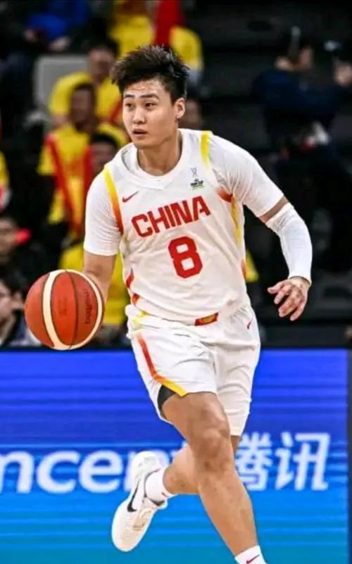 赵睿在国家队的比赛中表现极为稳健，令人几乎忘却了他曾经历过的伤病困扰，郭士强对他