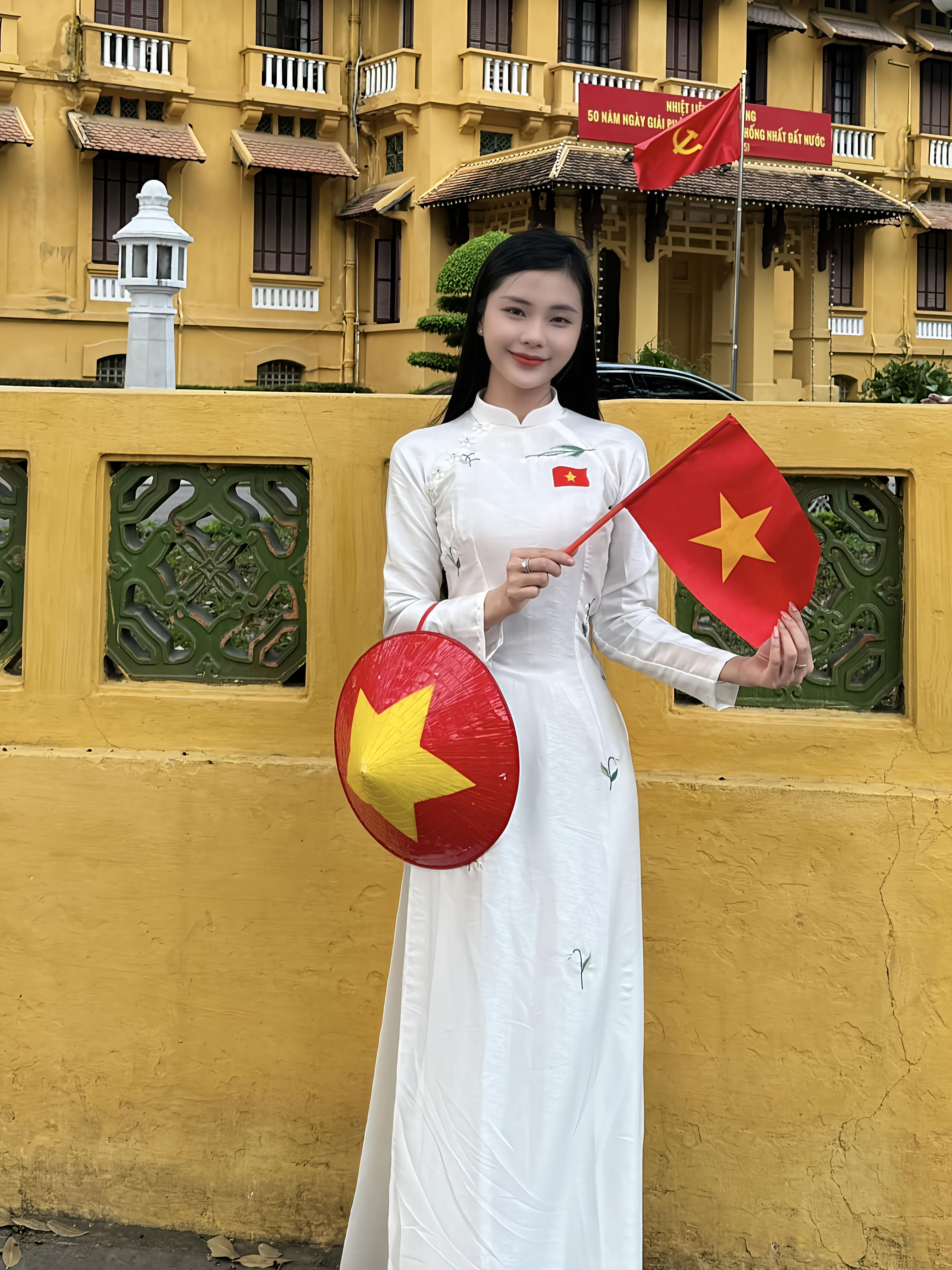 阳光下的AoDai，手捧鲜花，越南的温柔时光。🌸我的旅行日记日常分享​​