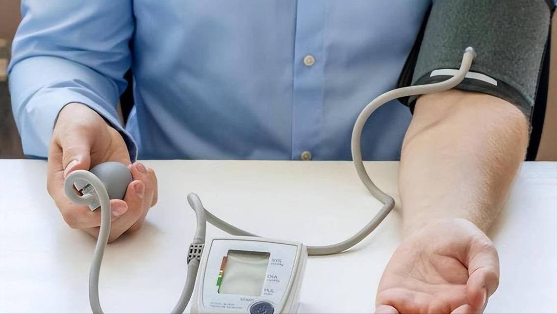 医生多次劝告：高血压患者要少吃鸡蛋，多吃这5样，很多人不明白鸡蛋到底能不能吃