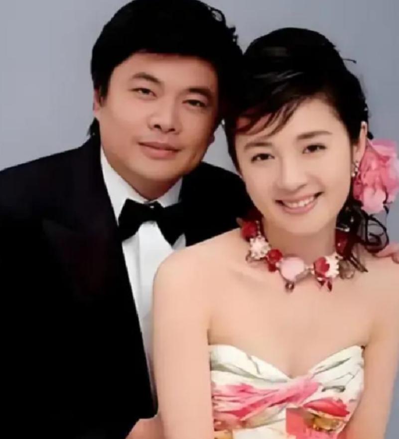 2004年，亿万富翁丁健对妻子说：“给你一个亿，离婚吧，我爱上别人了”，可妻子抱