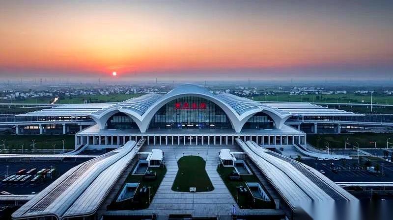 前两天路过，我滴个乖乖，差点没敢认。我们金坛那个新高铁站，跟个天外来物似的，直