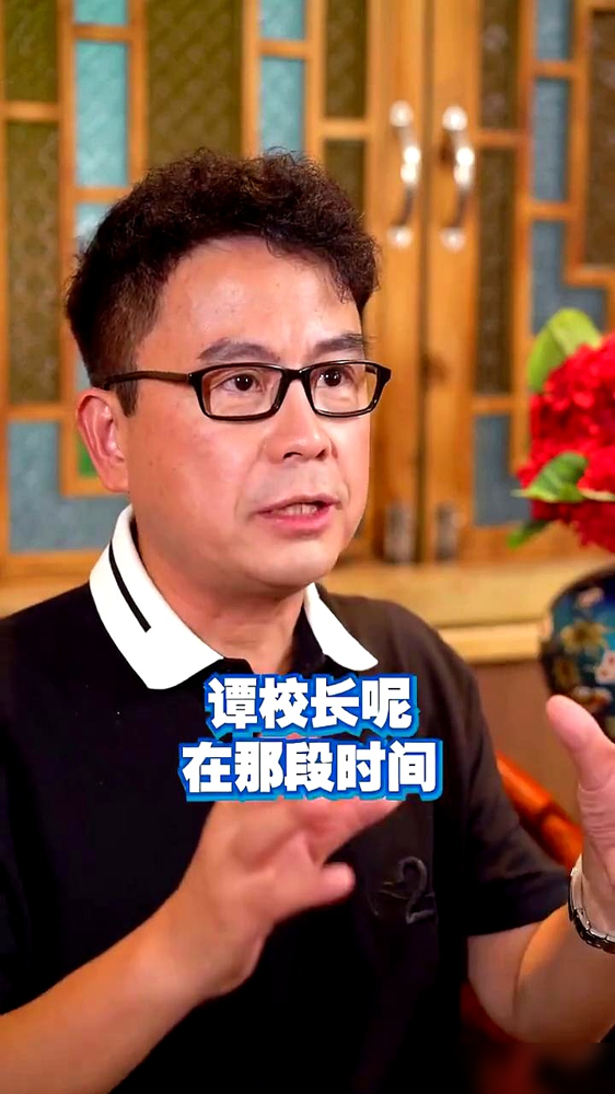 许冠杰92年封麦那晚，谭咏麟上台喊出歌神二字，底下一片寂静，随即炸了。这事得倒回70年代。香港年轻人