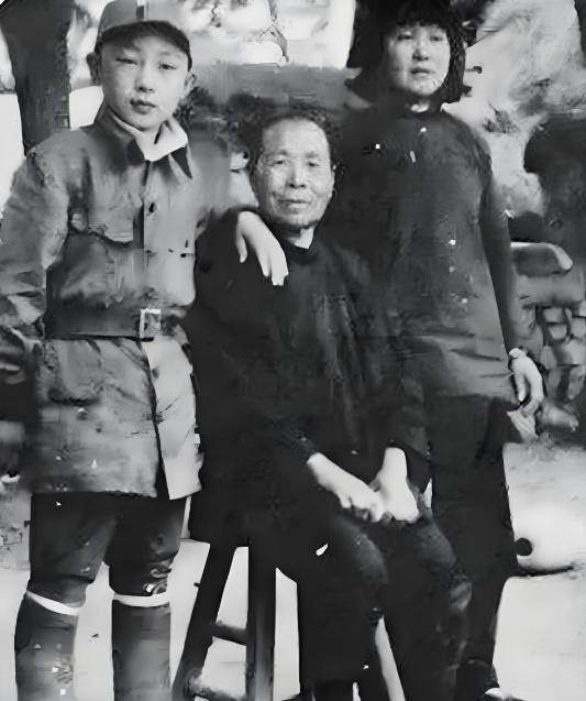 1943年，日军闯入杨家会村，一名鬼子发现17岁少女独行，尾随过去准备施暴。但他