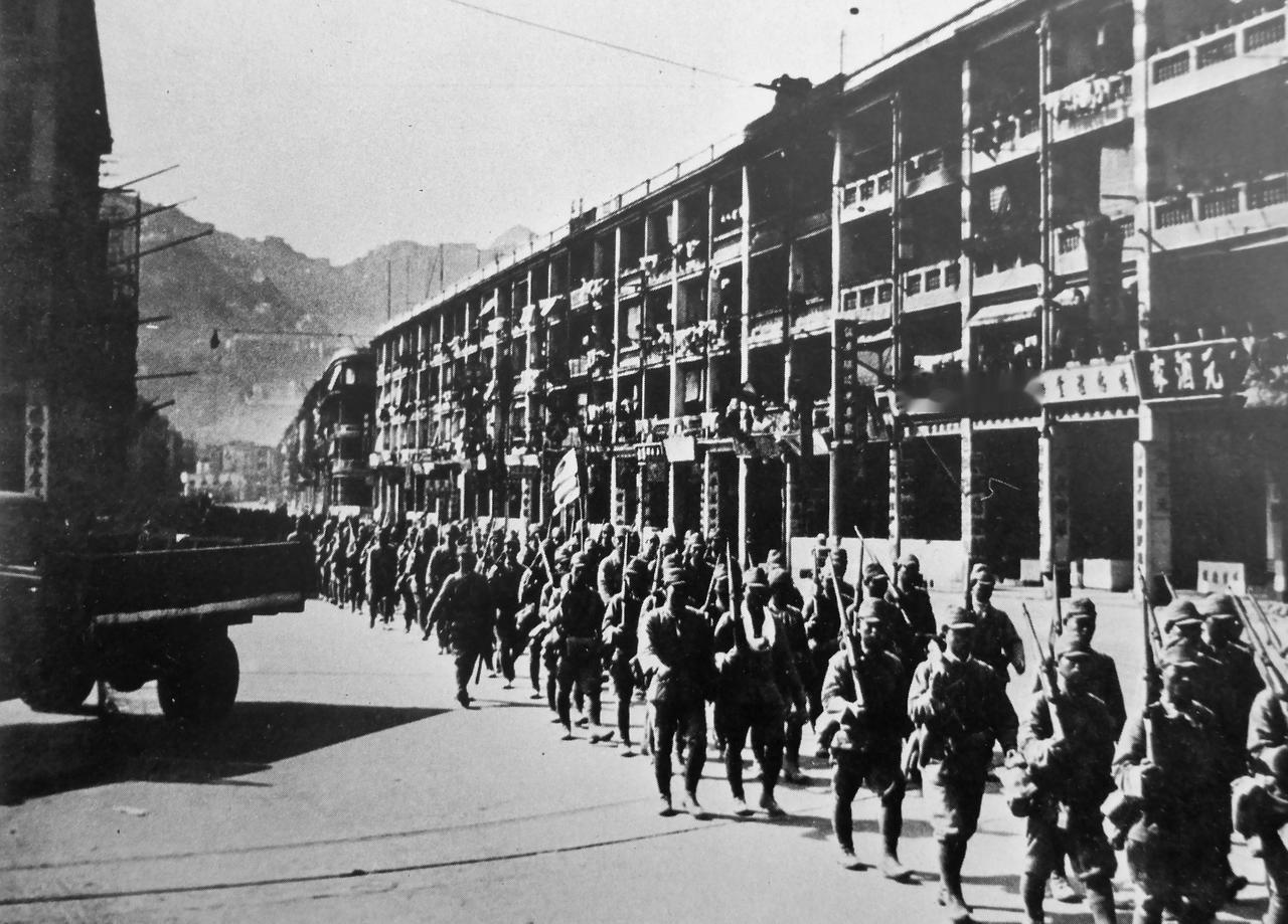 香港的“黑色圣诞节”——1941年，日军士兵在被占领的香港街头列队行进。19
