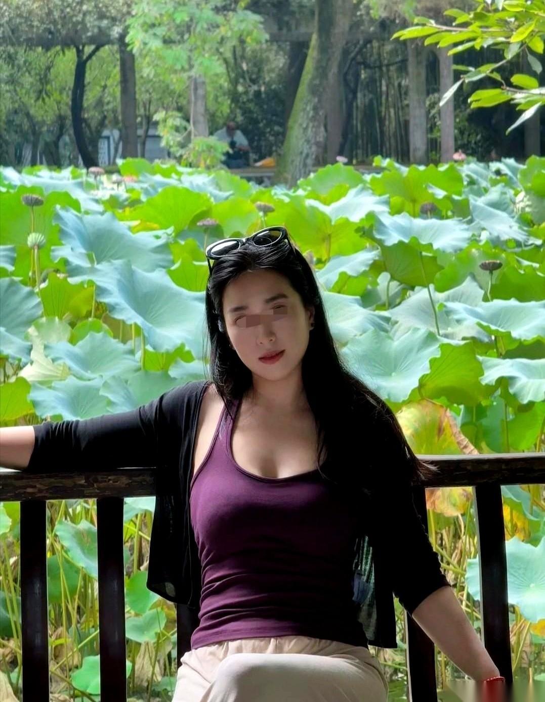我堂哥，月薪一万二，养着一个颜值8.9分的老婆。上周三凌晨两点，他给我老公发语