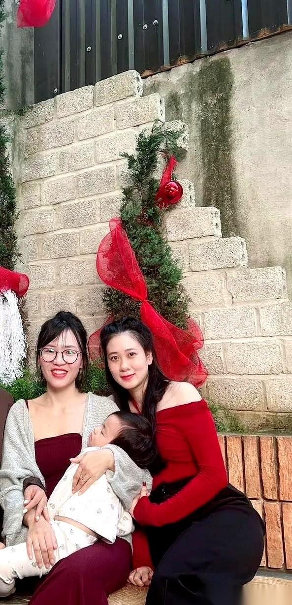 一个上海已婚大哥，去越南工厂出差。门一推开，机器轰鸣声扑面而来。他本来是来谈业