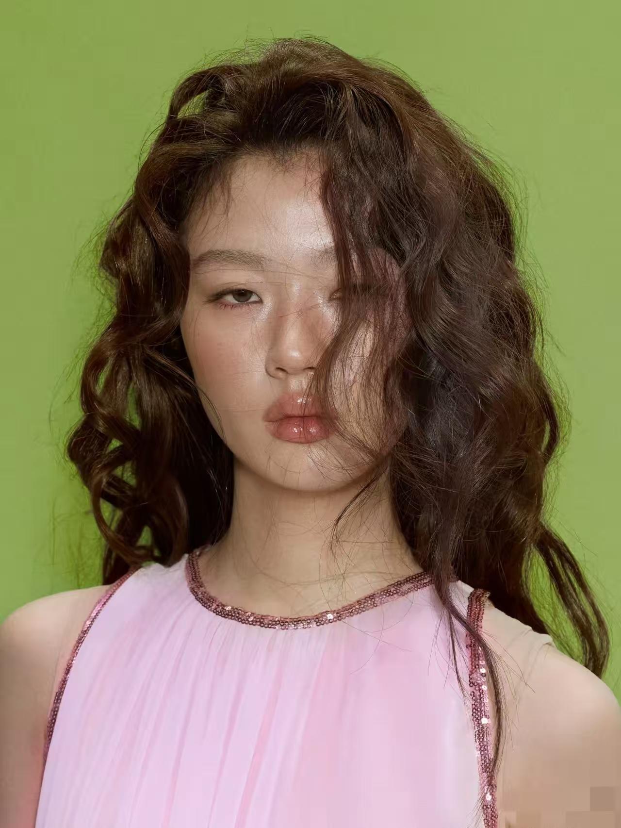 远远看过去以为是周冬雨，近距离观察才知道原来是单依纯！不得不说，单依纯跟周冬