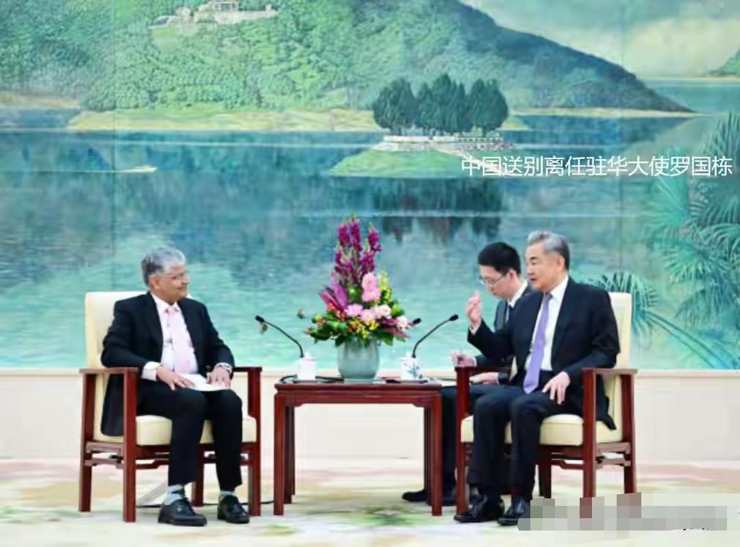 莫迪刚对中国松了口，自己人先炸了。骂他“被中国摆布”“印度没了主动权”。可最魔幻