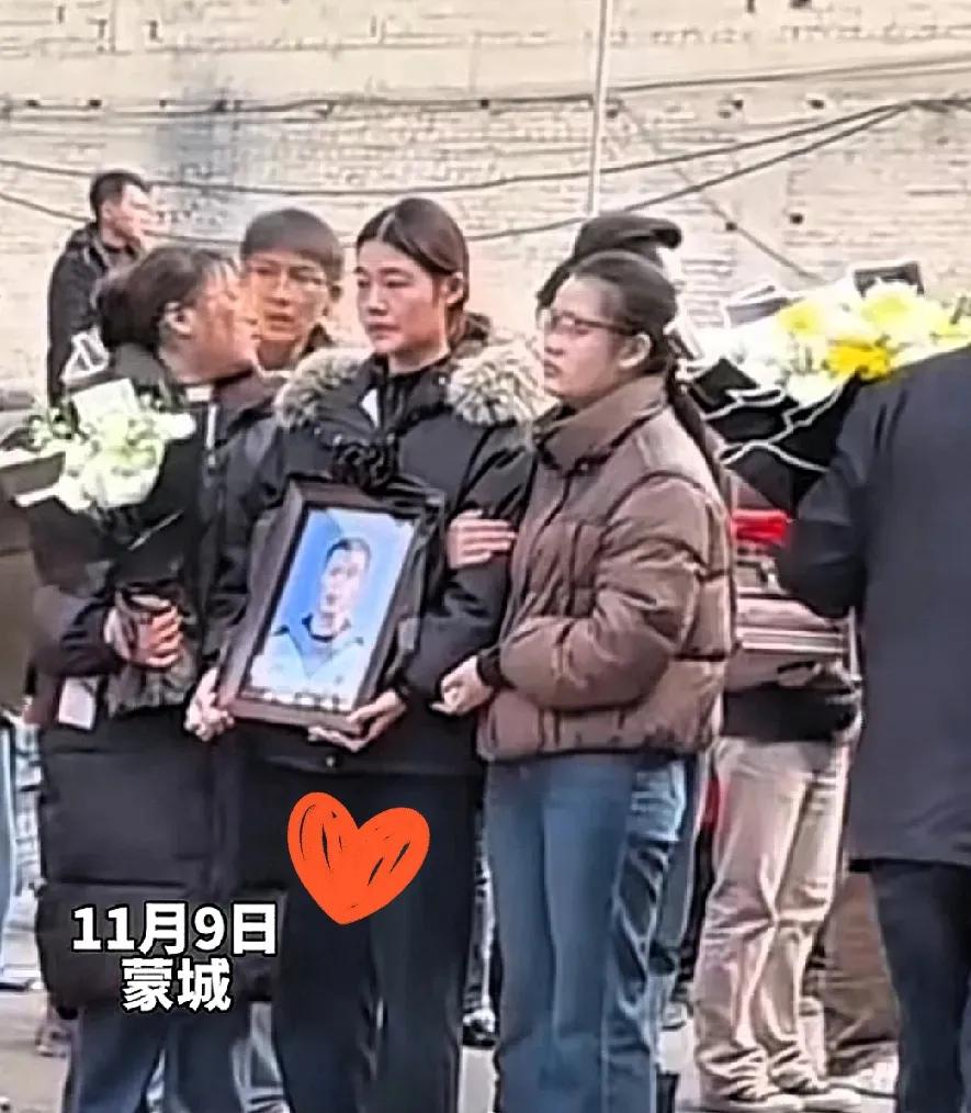 去时胸前带花，归时国旗覆体。25岁安徽蒙城小伙谢丛欣把生命永远定格在了军营