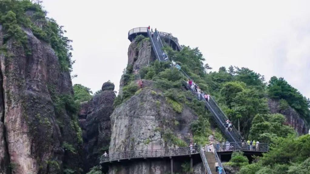 国内最牛的景区!竟给大山安装了电梯,直达山顶