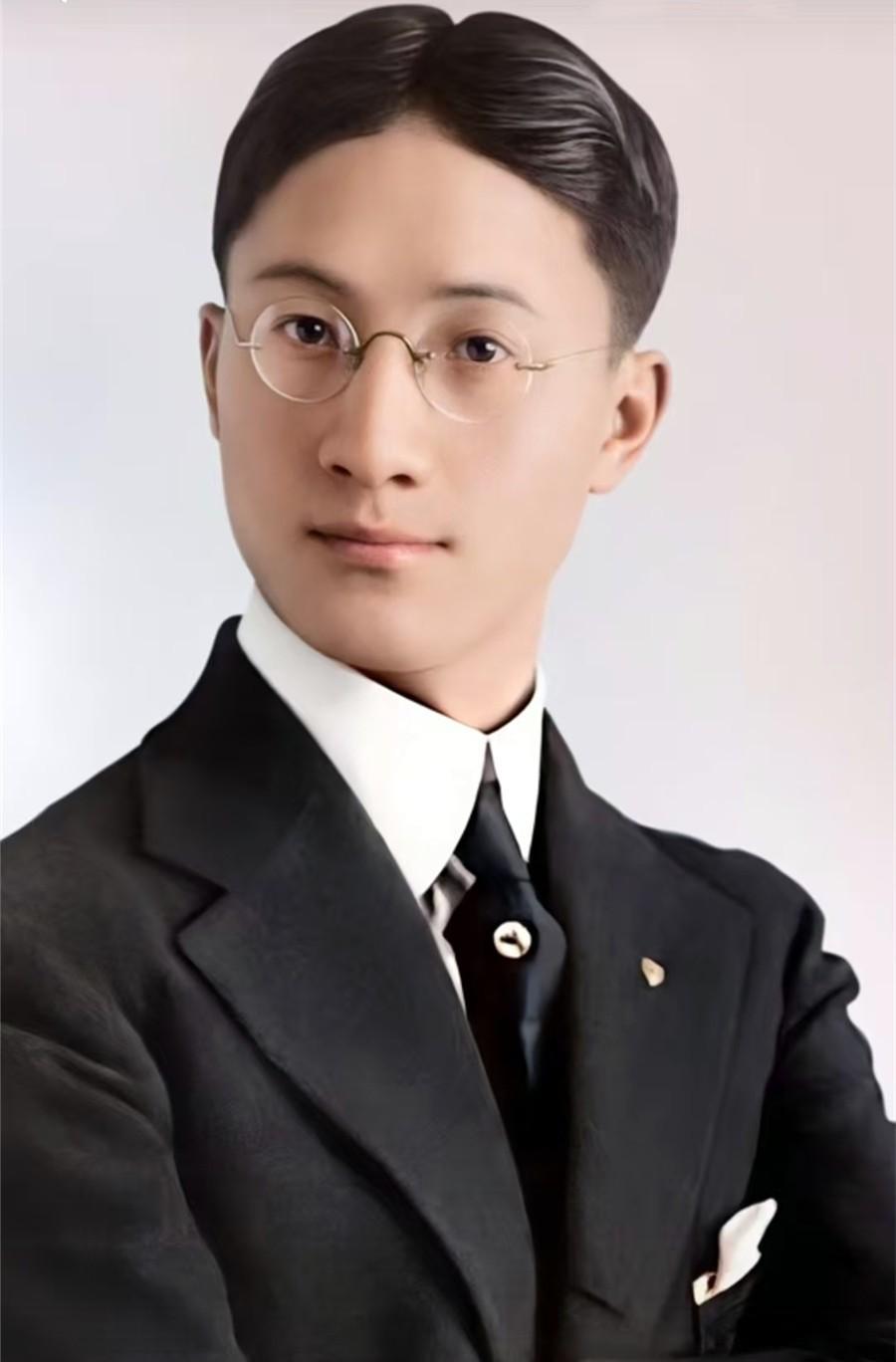 民国时期，徐志摩是名副其实的高富帅。他的身高在175厘米左右，在当时属于中等偏上