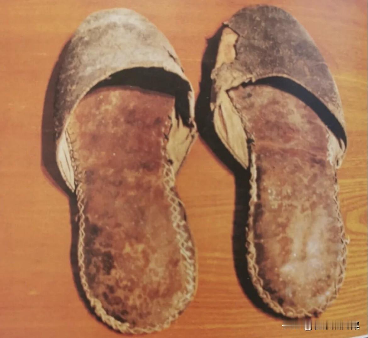 毛泽东主席又肥又大的棕色皮拖鞋，不知穿了多少年了，又旧又破，颜色快褪没了，也不知