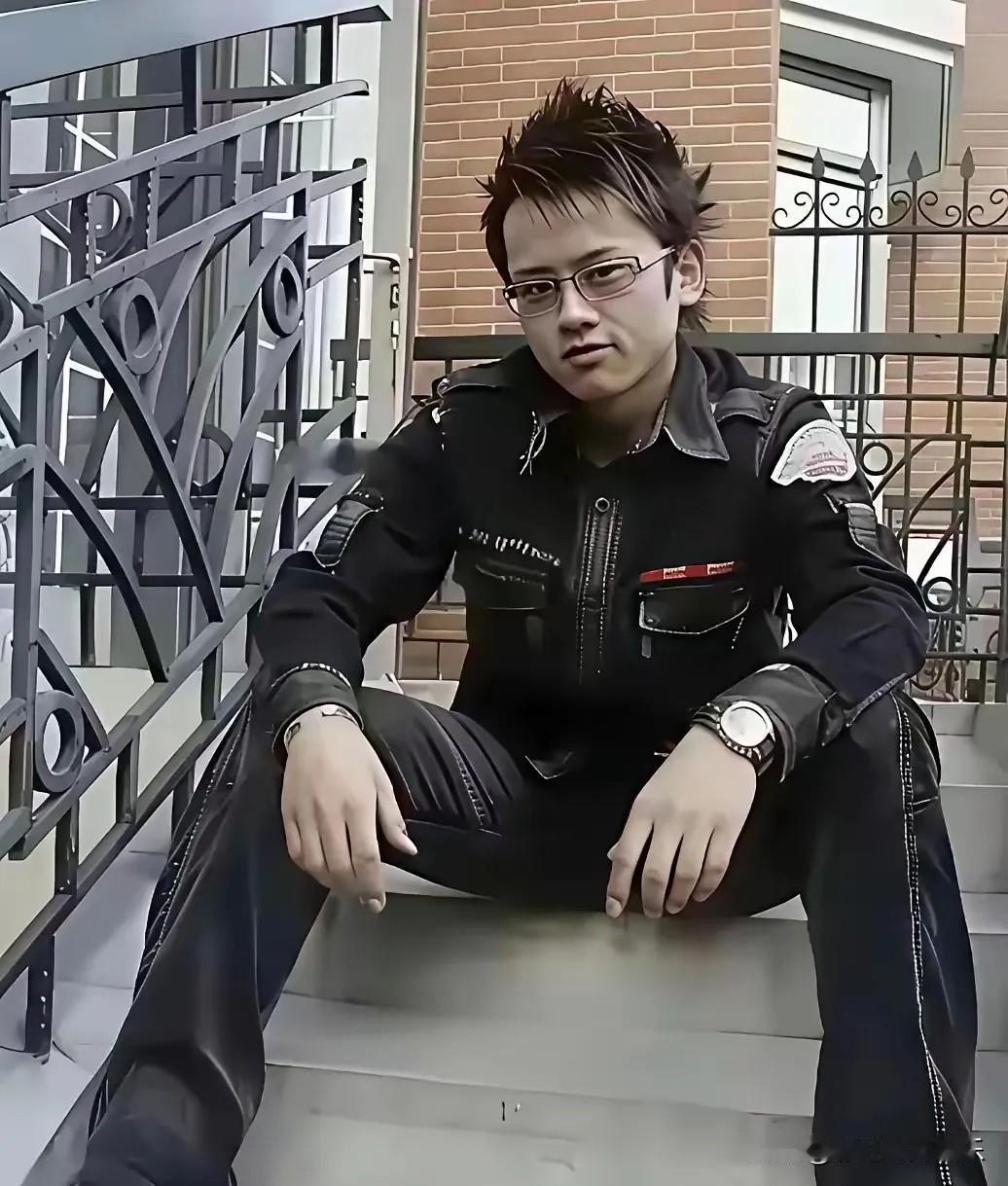 这是张杰刚出道的样子，杀马特造型，英雄不问出处。不得不说，张杰素人时期有点其