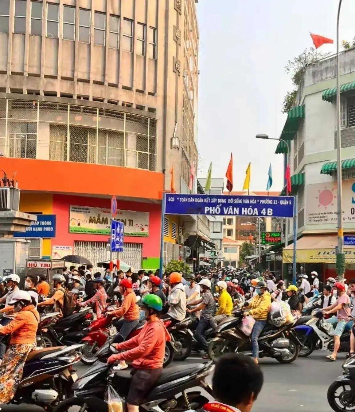 最近如果你去东京或者大阪，可能会怀疑自己是不是到了越南。街头巷尾的便利店、工地、