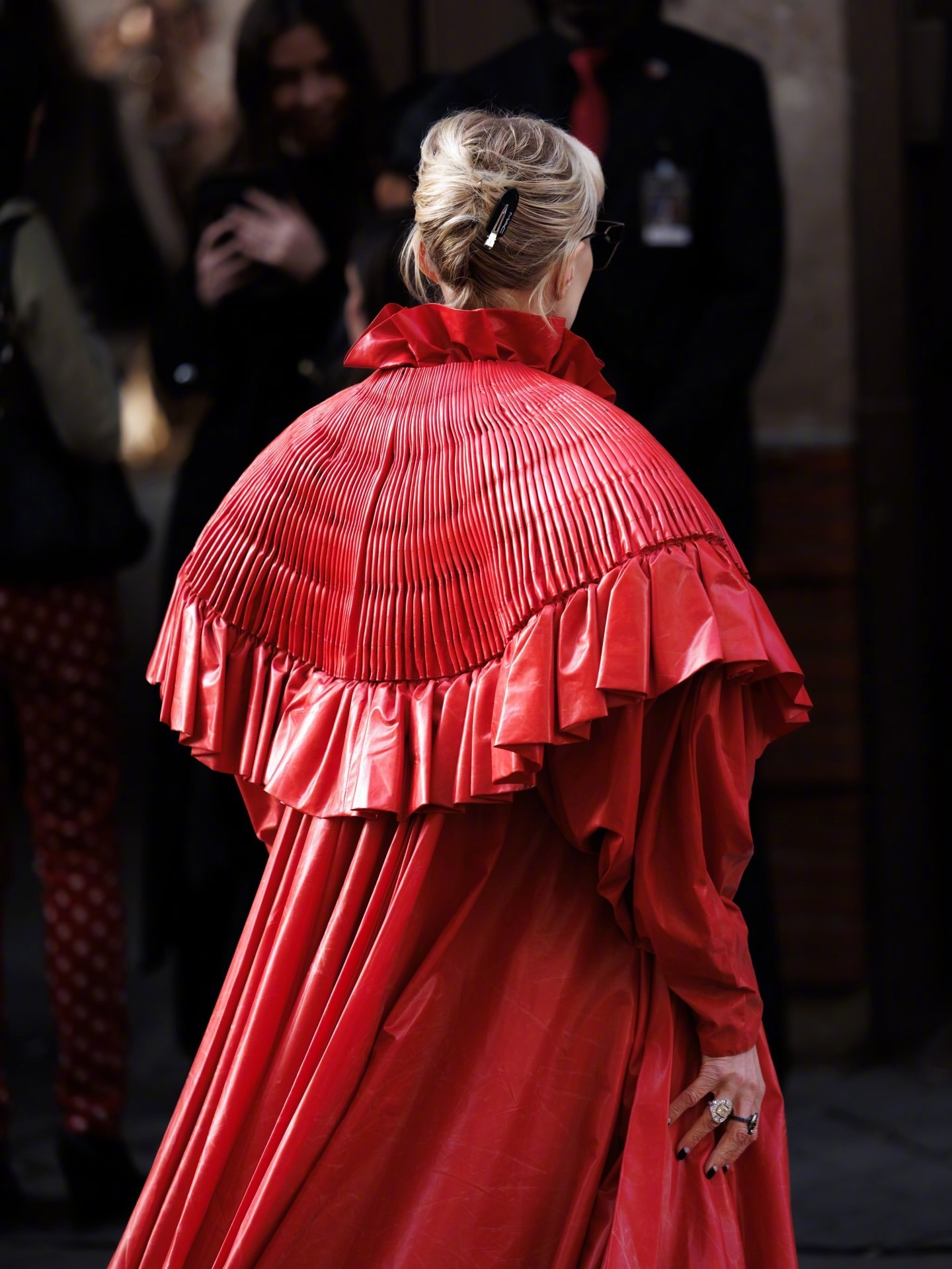 JeanPaulGaultier2026秋冬系列发布秀——秀场外街拍。?