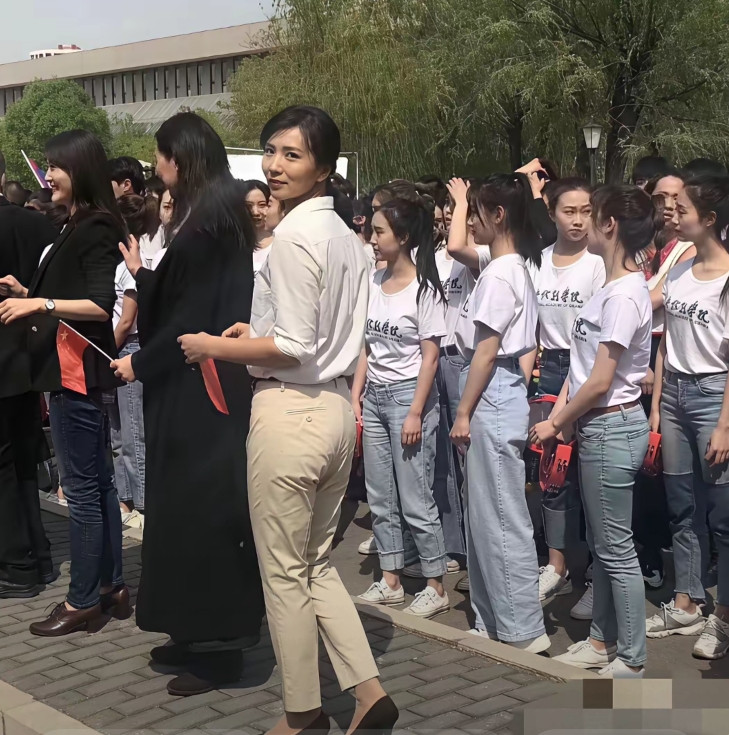 这位女神是不是陈好，有人能认出来吗？