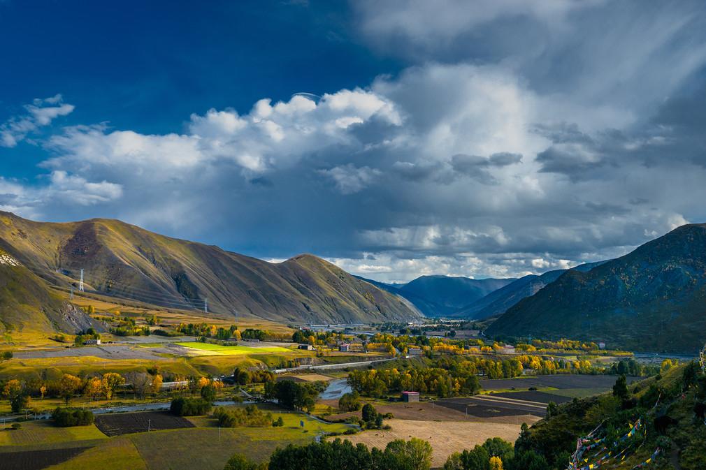 我的一个朋友，在上海市的一个事业单位，副处级干部，是多少人羡慕的对象。收入稳定，