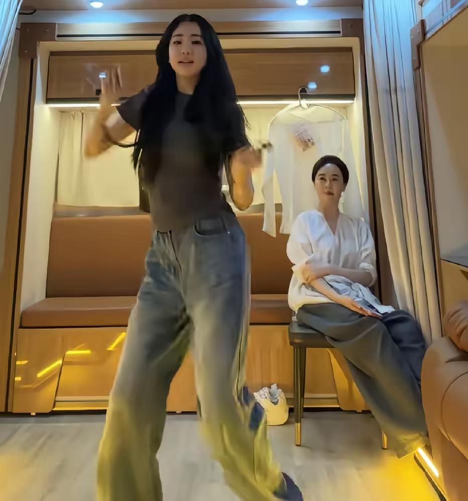 左小青后继有人了，女儿的长相用来出道绰绰有余！女儿亭亭玉立的样子，已经不能再叫她